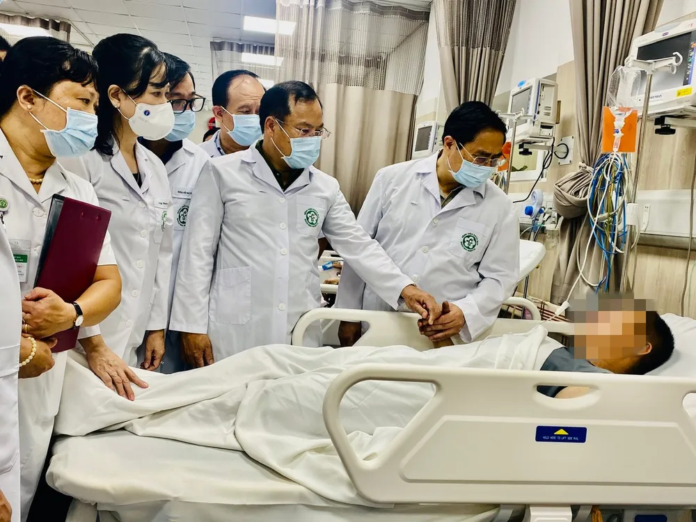 Thủ tướng Phạm Minh Chính thăm hỏi nạn nhân trong vụ cháy chung cư mini ở Hà Nội. Ảnh: SKĐS