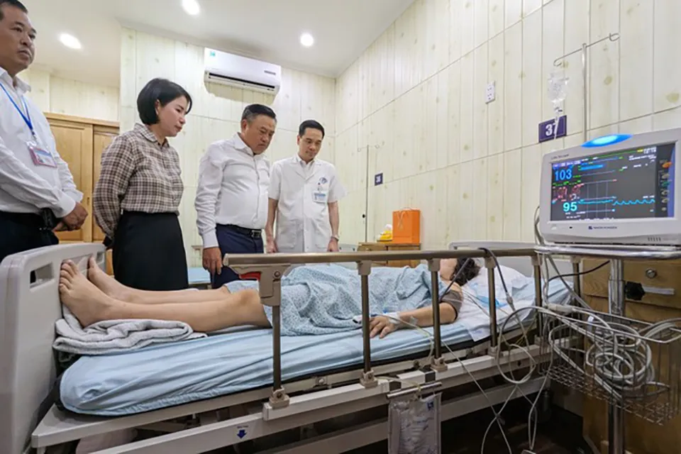 Chủ tịch UBND TP. Hà Nội Trần Sỹ Thanh thăm hỏi nạn nhân vụ cháy chung cư mini ở Hà Nội đang điều trị tại Bệnh viện Xanh Pôn. Ảnh: HUY KIÊN vu-chay-chung-cu-mini-9-tang-o-ha-noi.jpg