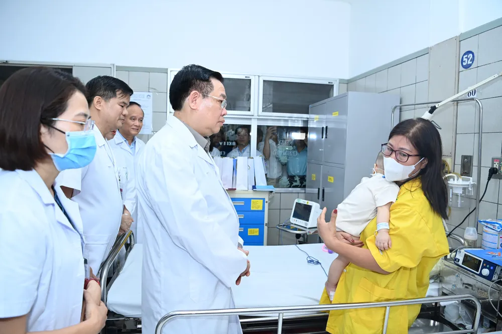 Chủ tịch Quốc hội đến thăm, động viên các nạn nhân vụ cháy chung cư mini hiện ở Hà Nội. (Ảnh: VIẾT CHUNG) vu-chay-chung-cu-mini-o-ha-noi-2.jpg