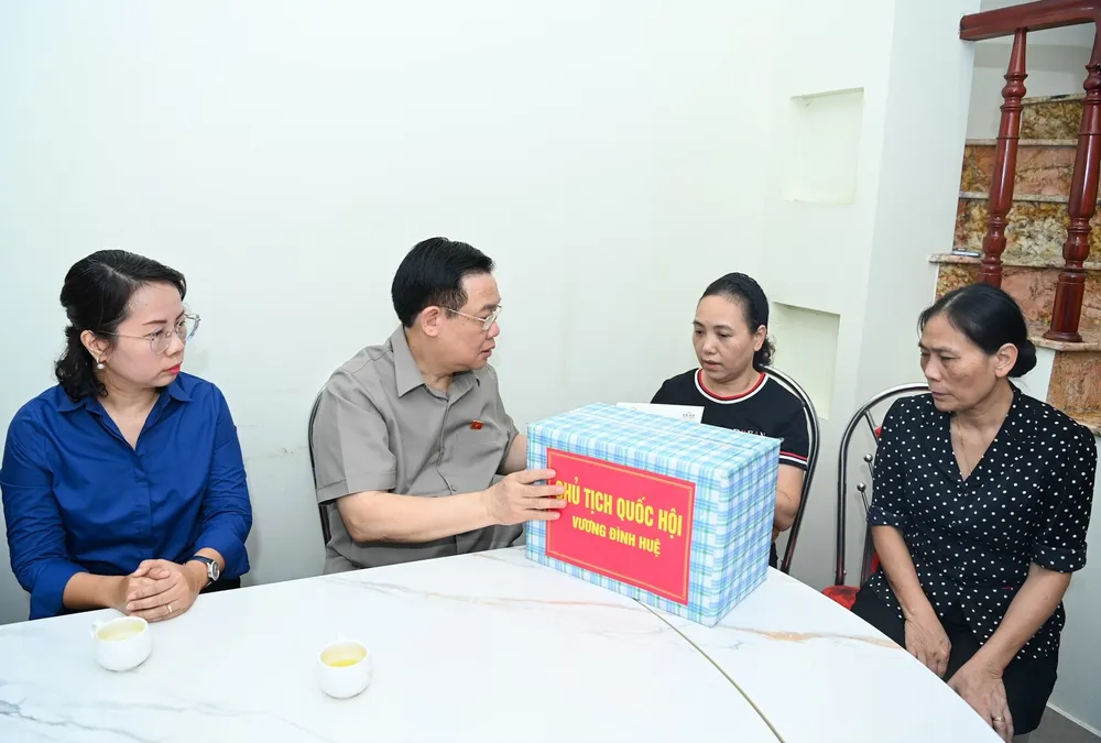 Chủ tịch Vương Đình Huệ thăm hỏi và gửi quà các gia đình người dân sinh sống cạnh chung cư mini. (Ảnh: Viết Chung) vu-chay-chung-cu-mini-o-ha-noi-3.jpg