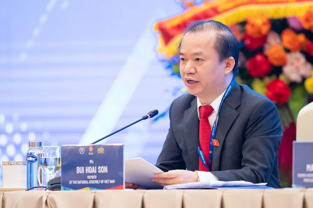 Đại biểu Quốc hội Việt Nam PGS.TS Bùi Hoài Sơn phát biểu tại phiên thảo luận. (Ảnh: Phạm Thắng) hoi-nghi-nghi-si-tre-toan-cau-1.jpg