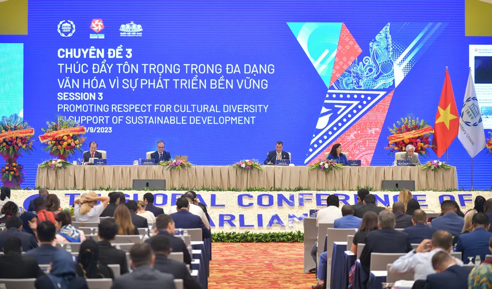 Phiên thảo luận về thúc đẩy tôn trọng đa dạng văn hóa vì sự phát triển bền vững trong khuôn khổ Hội nghị Nghị sĩ trẻ toàn cầu lần thứ 9. (Ảnh: Phạm Thắng) hoi-nghi-nghi-si-tre-toan-cau.jpg