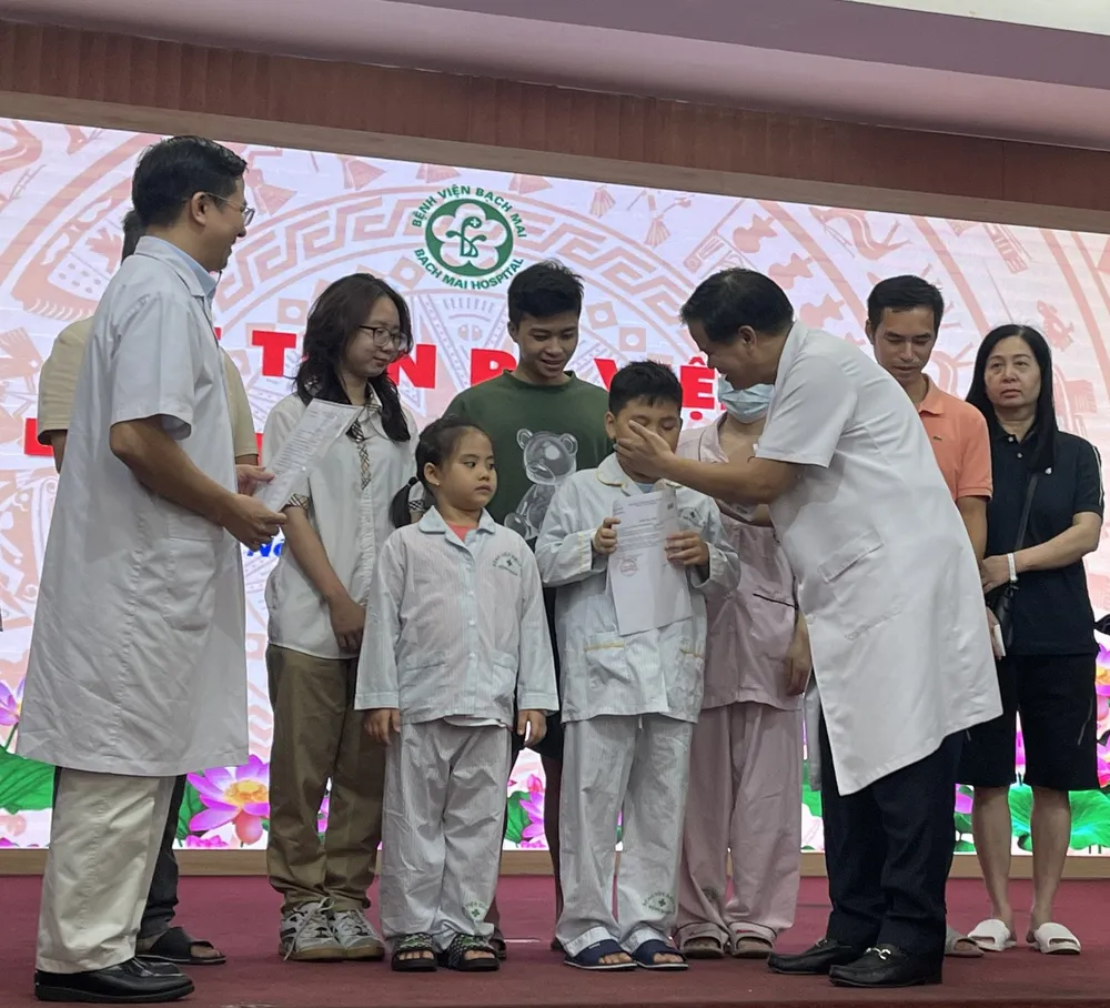 Các nạn nhân vụ cháy chung cư mini được điều trị tại BV Bạch Mai xuất viện. Ảnh: Thái Bình chay-chung-cu-mini-9-tang-ha-noi.png