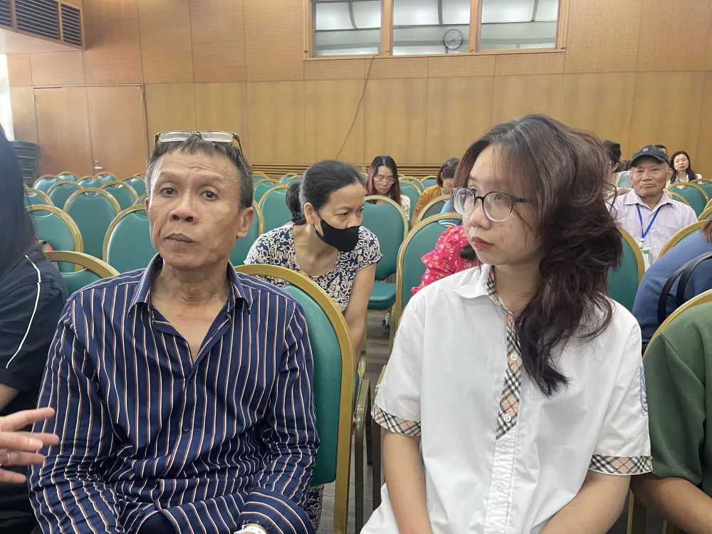Ông Võ Trí Dũng và con gái trước giờ xuất viện. Ảnh: Thái Bình chay-chung-cu-mini-o-ha-noi.png