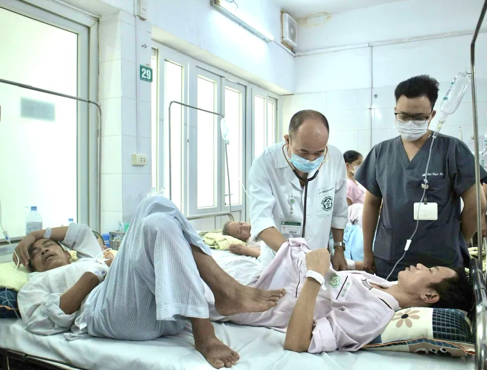 Bác sĩ thăm khám cho bệnh nhân sốt xuất huyết điều trị nội trú. Ảnh: TT tu-vong-do-sot-xuat-huyet.jpg