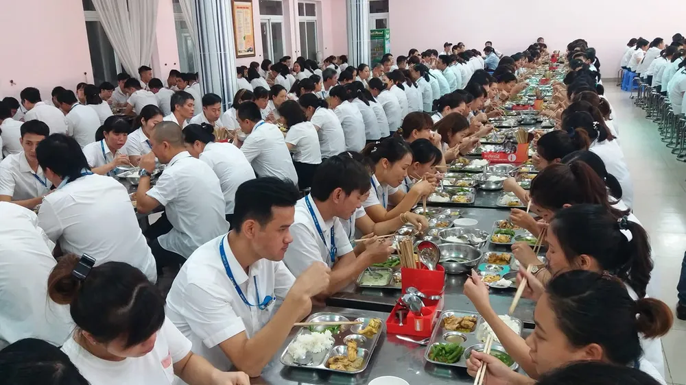 Dự thảo Luật BHXH có nhiều bổ sung nhằm tăng quyền lợi để khuyến khích NLĐ bảo lưu thời gian đóng BHXH. Ảnh: Viết Long co-nen-rut-bhxh-1-lan-khong.jpg