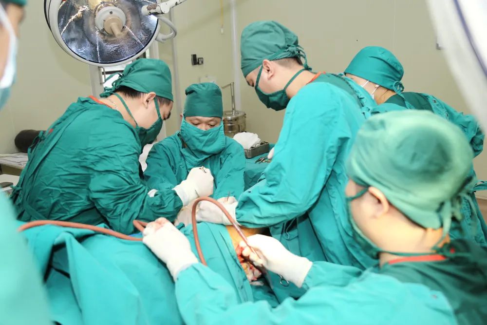 Bị thanh sắt đâm xuyên mông, người đàn ông nằm im trong đêm.jpg