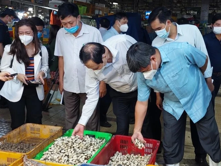 Cơ quan quản lý an toàn thực phẩm kiểm tra hoạt động kinh doanh tại chợ đầu mối Bình Điền, TP.HCM. Ảnh: PLO an toàn thực phẩm.png