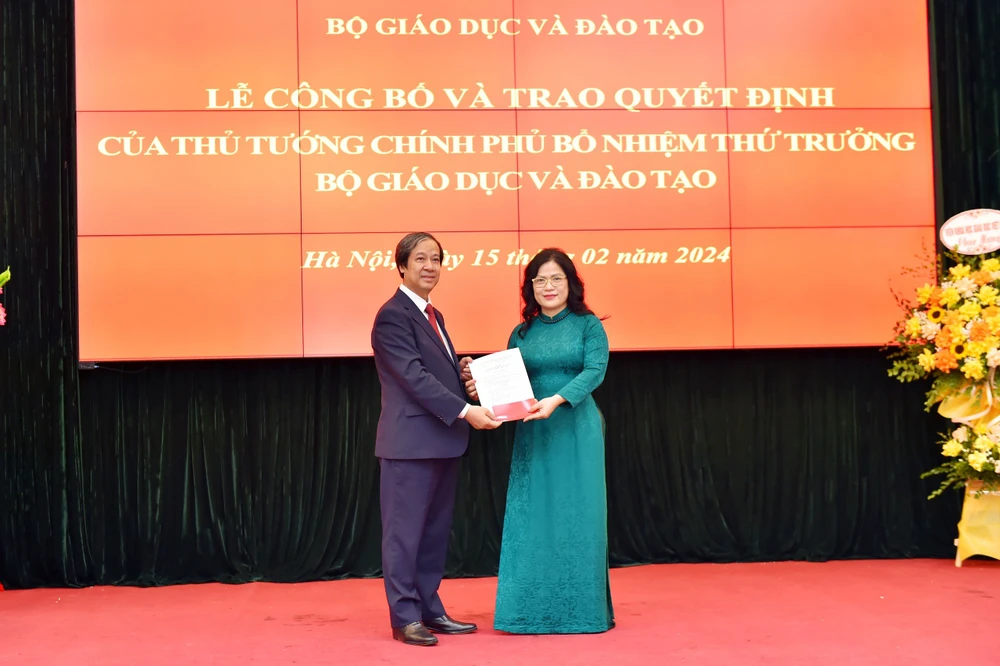 Bộ trưởng Bộ GD&ĐT Nguyễn Kim Sơn thừa ủy quyền của Thủ tướng Chính phủ trao Quyết định cho tân Thứ trưởng Nguyễn Thị Kim Chi. Ảnh: Bộ GD&ĐT Bộ GD&ĐT.jpg