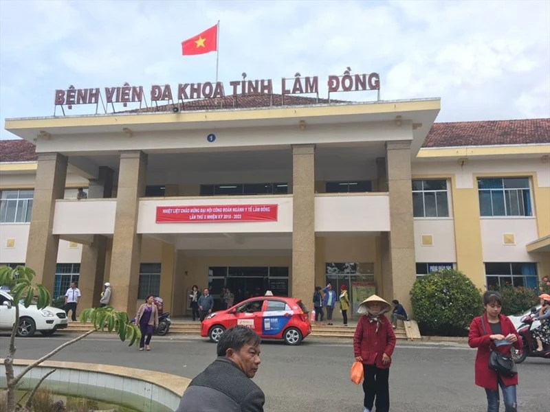Bệnh viện Đa khoa tỉnh Lâm Đồng trả nhầm kết quả X-quang dẫn đến bị nhầm thủ thuật nội soi cho người bệnh. trả nhầm kết quả X-quang