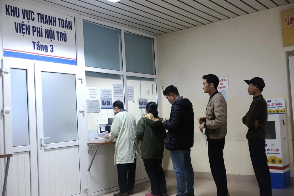 Người dân xếp hàng thanh toán viện phí tại Bệnh viện K3 Tân Triều. Ảnh: TT thay đổi thanh toán BHYT 100%.png
