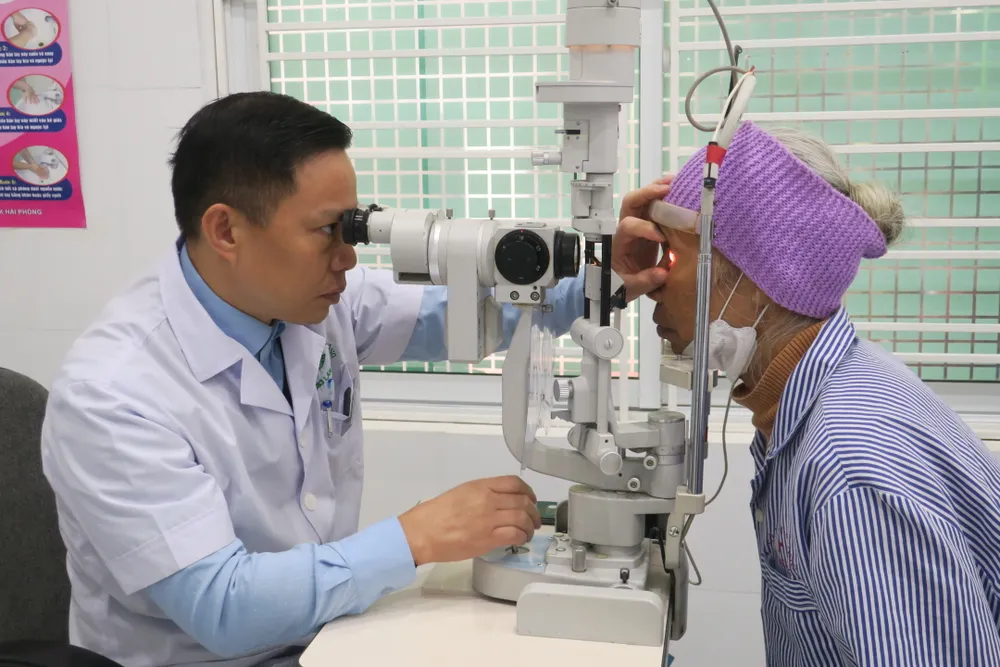 Người phụ nữ 67 tuổi bị liềm cứa vào mắt, rách lòng đen, thị lực giảm. Ảnh: BVCC liềm cứa vào mắt.jpg