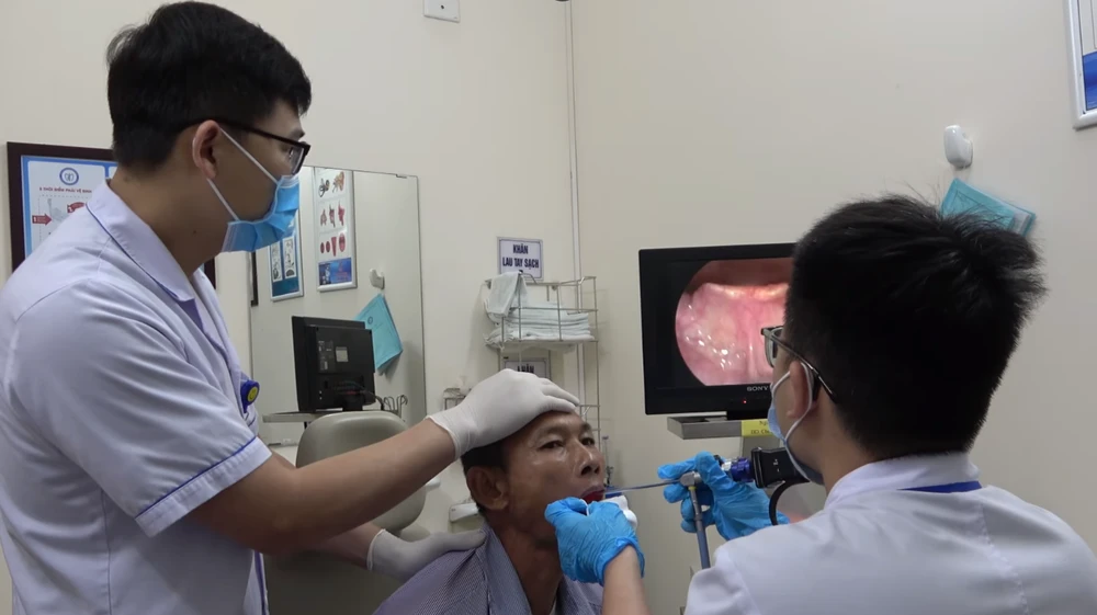 Bác sĩ nội soi phát hiện người đàn ông đã nuốt con đỉa vào thanh quản. Ảnh: BVCC nuốt con đỉa.png