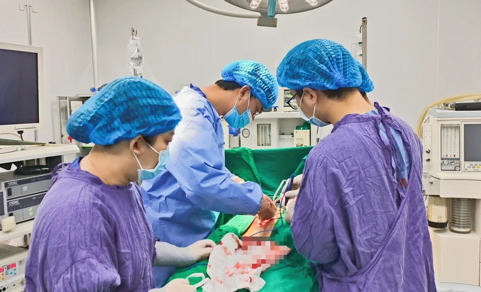 Bị tai nạn giao thông rồi về nhà ngủ, nam thanh niên tỉnh dậy trong tình trạng mệt mỏi, phải nhập viện, cắt lách. Ảnh: BVCC Bị tai nạn giao thông rồi về nhà ngủ, khi nhập viện thanh niên phải cắt lách