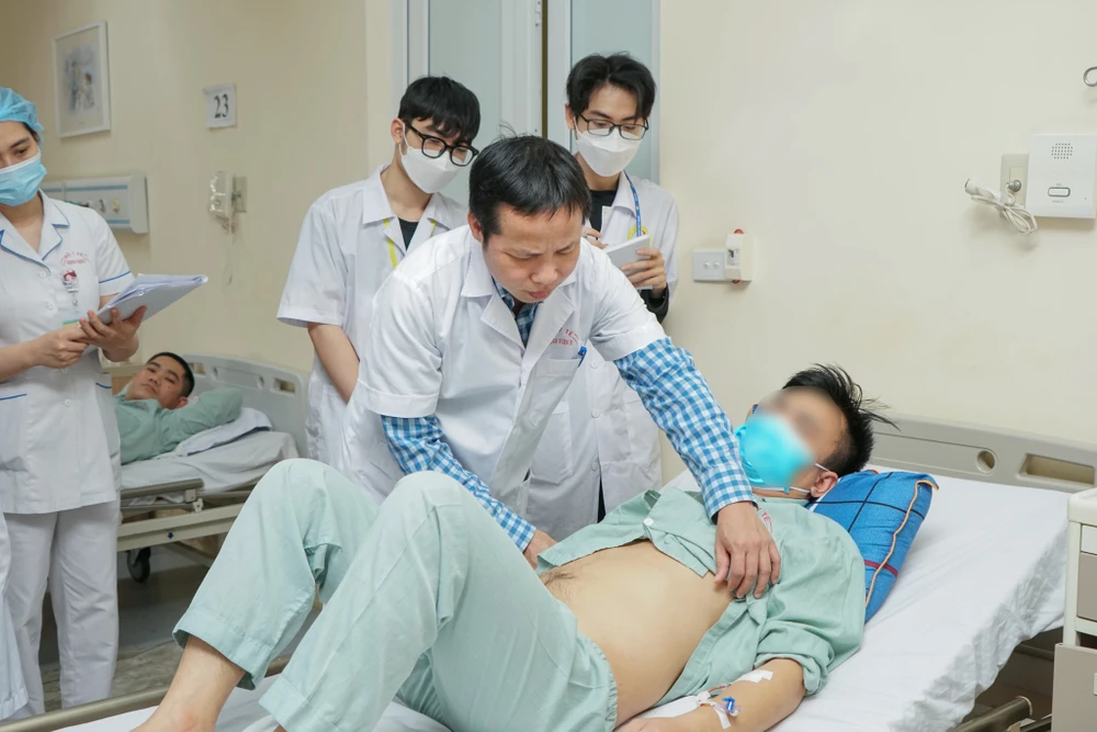 Người đàn ông cho biết đã phát hiện bản thân có 4 quả thận trong cơ thể từ 7 năm trước. Ảnh: BVCC có 4 quả thận.jpg