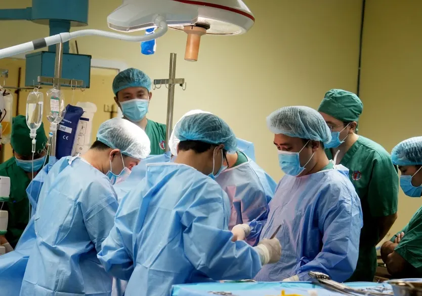 Lần đầu tiên tại bệnh viện tỉnh thực hiện thành công quá trình chia gan người chết não để ghép cho 2 bệnh nhân. Ảnh: NGUYỄN TRANG chia gan người chết não.png