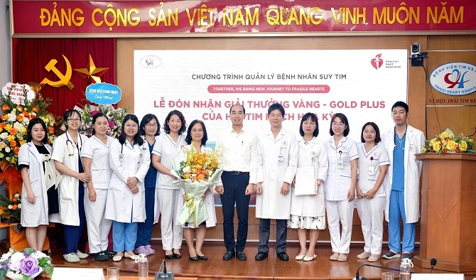 Lãnh đạo Sở Y tế chúc mừng Bệnh viện Tim Hà Nội. Ảnh: SYT Hà Nội Bệnh viện Tim Hà Nội.jpg