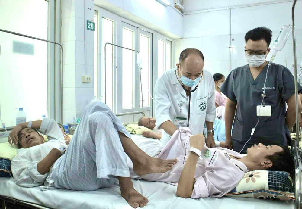 Bác sĩ đang thăm khám, điều trị cho bệnh nhân nội trú. Ảnh: TT sự cố y khoa.jpg