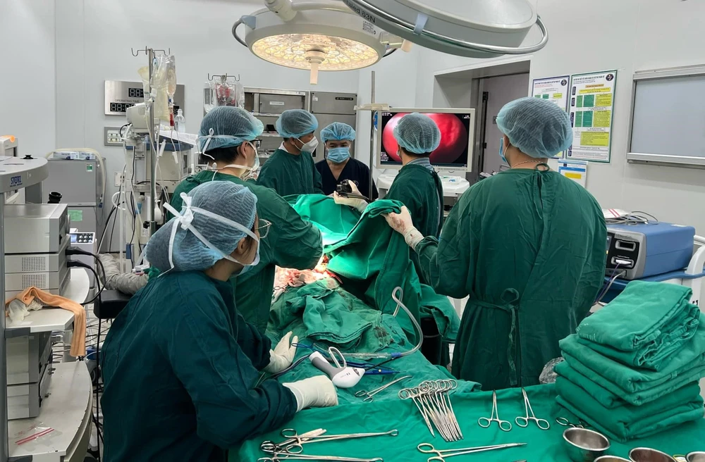 Người đàn ông nhập viện sau khi nôn ra gần 1 lít máu đen lẫn máu cục do bị loét thực quản. Ảnh: BVCC loét thực quản.jpg
