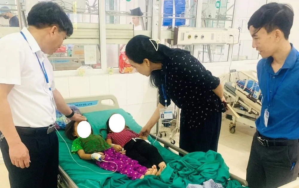 Các bệnh nhi đang được theo dõi điều trị tại bệnh viện. Ảnh: Chi cục ATVSTP Hà Giang ăn nấm lạ bị ngộ độc.jpg