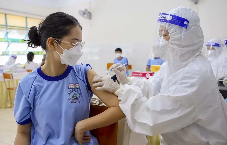 Trẻ em tại TP.HCM tham gia tiêm vaccine COVID-19 trong giai đoạn đại dịch. Ảnh: NGUYỆT NHI tiêm vaccine COVID-19.png