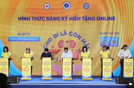 Thủ tướng Phạm Minh Chính, Bộ trưởng Bộ Y tế cùng nhiều lãnh đạo bộ, ngành đã đăng ký hiến mô, tạng. Ảnh: TRẦN MINH Thủ tướng Phạm Minh Chính tại lễ phát động.png