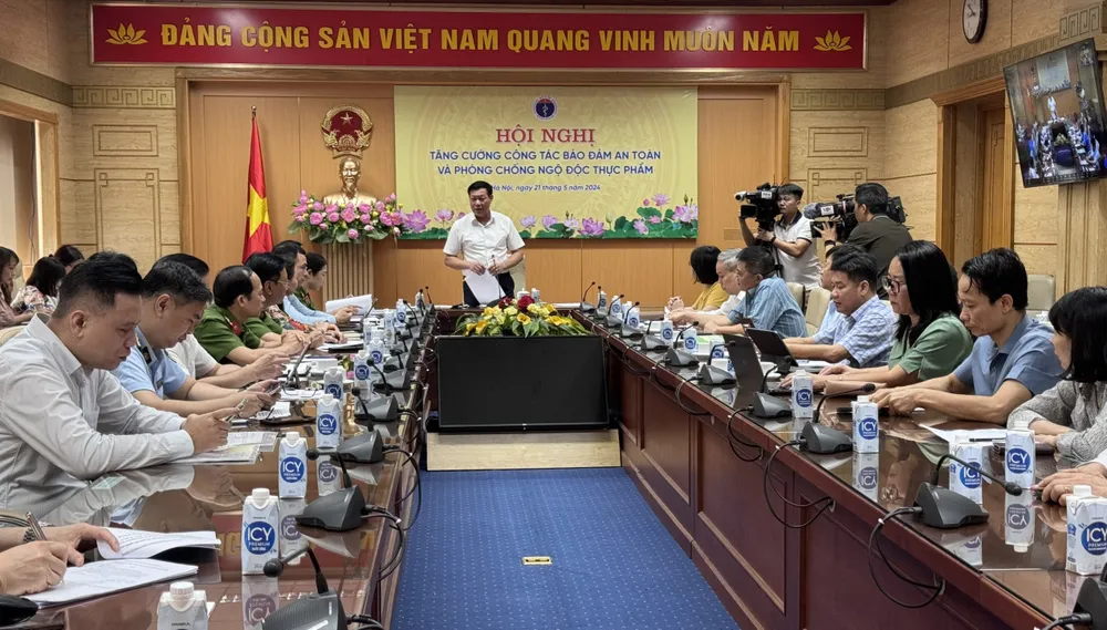 Thứ trưởng Bộ Y tế Đỗ Xuân Tuyên chủ trì hội nghị. Ảnh: TT ngộ độc thực phẩm.jpg