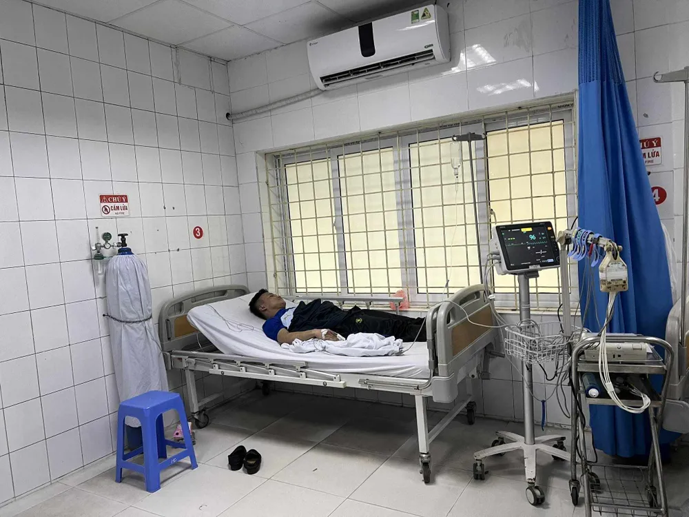Nạn nhân trong vụ cháy nhà trọ 5 tầng ở Hà Nội đang được điều trị tại Bệnh viện Giao thông Vận tải. Ảnh: CTV cháy nhà trọ 5 tầng ở Hà Nội 2.jpg