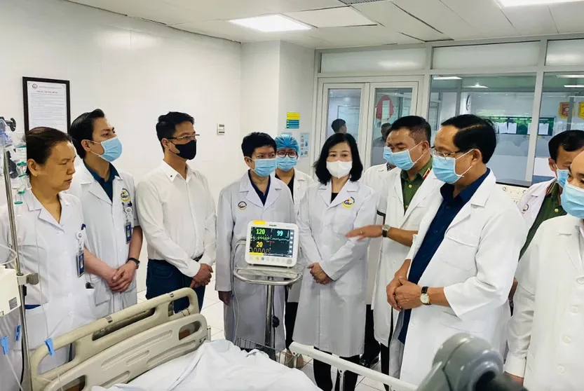 Phó Chủ tịch Quốc hội Trần Quang Phương và Bộ trưởng Bộ Y tế Đào Hồng Lan thăm hỏi nạn nhân vụ cháy 14 người chết. Ảnh: TRẦN MINH vụ cháy 14 người chết ở Hà Nội.png