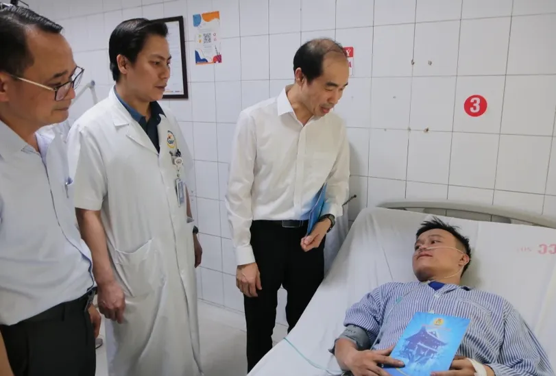 Lãnh đạo Sở Y tế Hà Nội đến thăm, tặng quà động viên bệnh nhân vụ cháy 14 người chết. (ẢNH: DUY TUÂN) vụ cháy 14 người chết ở Trung Kính.png