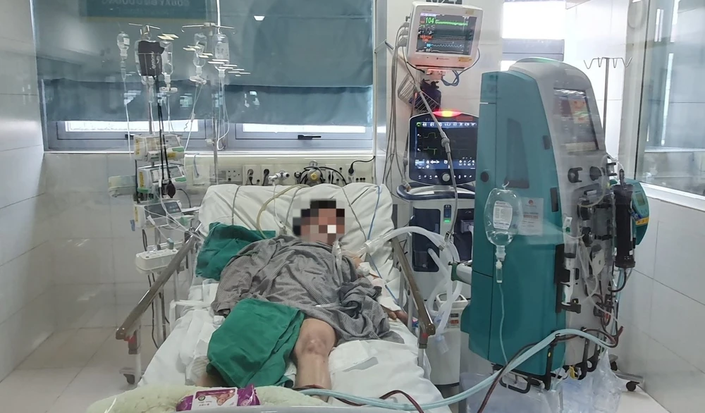 Cụ bà 84 tuổi nhập viện trong tình trạng nặng, phải lọc máu, thở máy. Ảnh: BV Bạch Mai Vụ cháy 14 người chết ở Hà Nội 1.jpg