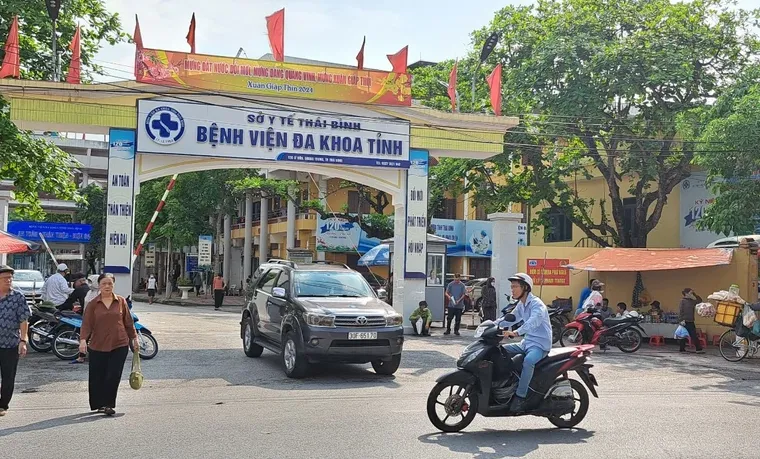 Bệnh viện Đa khoa tỉnh Thái Bình, nơi tiếp nhận hàng chục người nghi có dấu hiệu ngộ độc thực phẩm sau bữa cỗ có món tiết canh dê. Ảnh: CTV tiết canh dê.png