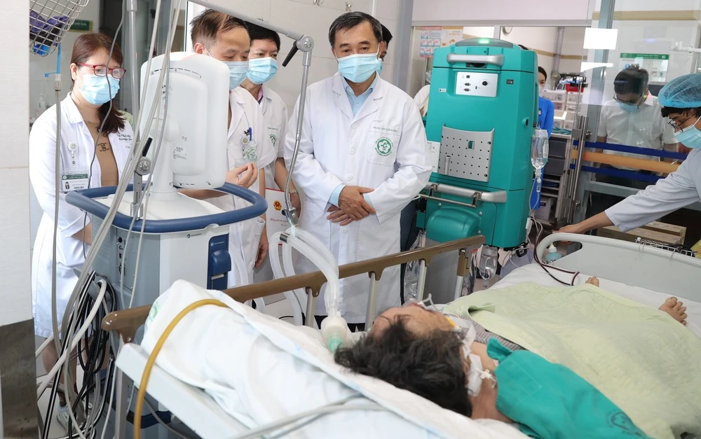 Thứ trưởng Bộ Y tế Trần Văn Thuấn thăm bệnh nhân vụ cháy 14 người chết ở Hà Nội đang được điều trị tại Bệnh viện Bạch Mai. Ảnh: MAI THANH vụ cháy 14 người chết ở Hà Nội.jpg
