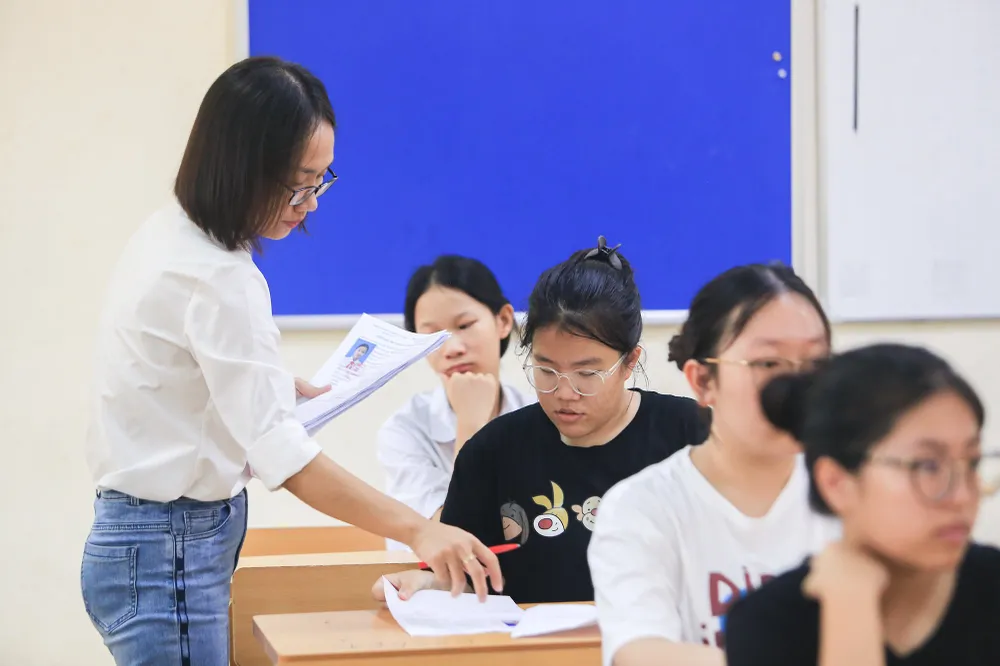 Phụ huynh đánh giá việc công bố môn thi thứ 3 vào cuối tháng 3 hàng năm gây nhiều khó khăn cho cả thầy trò và gia đình. Ảnh minh họa: THANH THANH thi vào lớp 10-8.jpg
