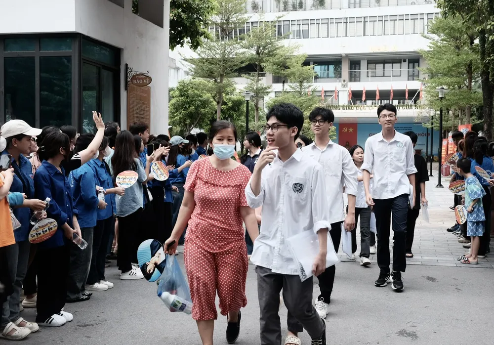 Sáng nay 9-6, có 476 thí sinh vắng mặt trong buổi thi môn Toán vào lớp 10 công lập của Hà Nội. Ảnh: TT Đề Toán thi vào lớp 10 Hà Nội 8.jpg