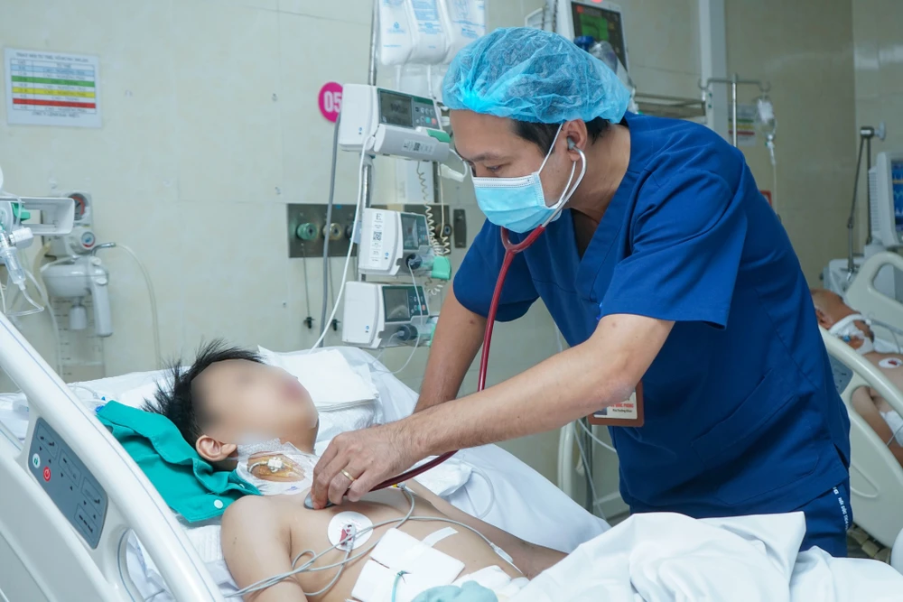 Bé trai 12 tuổi bị xe ba gác chở xi măng chèn qua người nhập viện trong tình trạng nguy kịch được cứu sống nhờ báo động đỏ. Ảnh: BVCC Báo động đỏ cứu bé trai bị xe ba gác chèn qua người