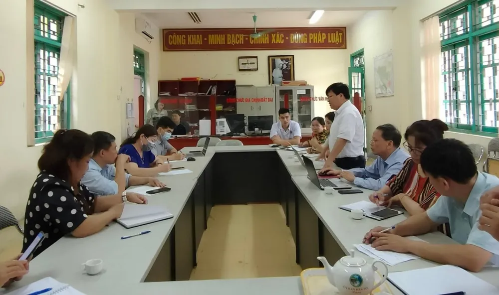 Ông Trần Văn Tuyến - Phó Giám đốc Sở Y tế cùng đoàn công tác làm việc với chính quyền địa phương, tổ chức điều tra nguyên nhân vụ nghi ngộ độc ở Bắc Kạn. Ảnh: Sở Y tế Bắc Kạn ngộ độc ở Bắc Kạn 1.jpeg