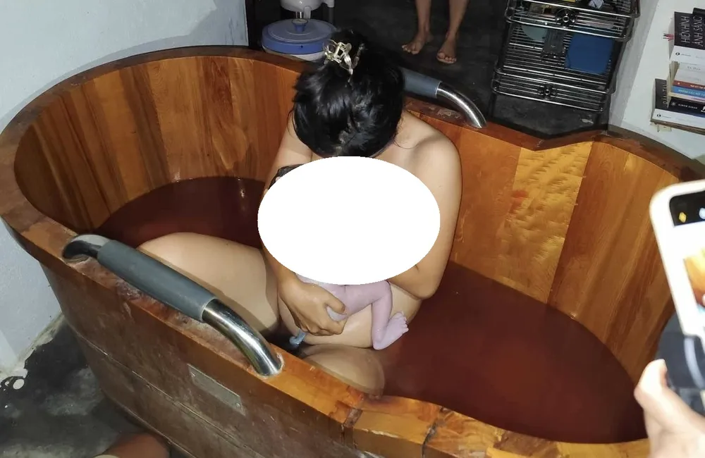 Hình ảnh người phụ nữ tự sinh con tại nhà. Ảnh: Facebook N.M. sinh con thuận tự nhiên 1.jpg