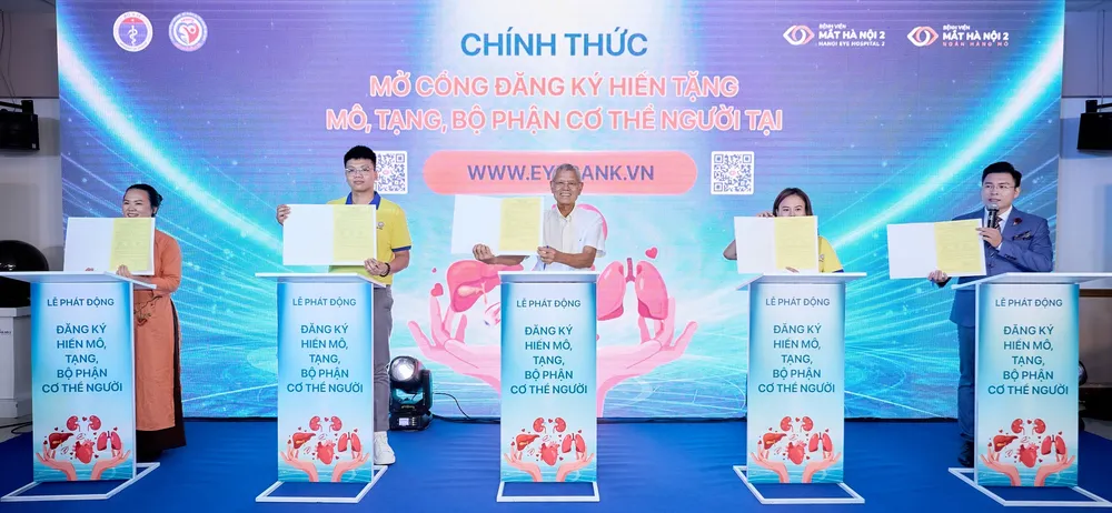 ghép giác mạc 2.jpg