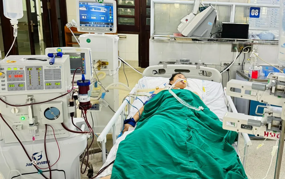 Cô gái nhập viện trong tình trạng nguy kịch sau khi bị rắn cạp nia cắn. Ảnh: BVCC Bị rắn cắn.jpg