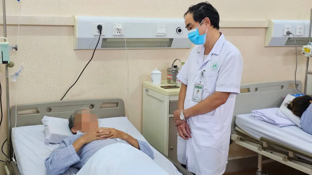 Bệnh nhân đang điều trị tại Bệnh viện Đa khoa Đức Giang. Ảnh: BVCC suy thận cấp.jpg
