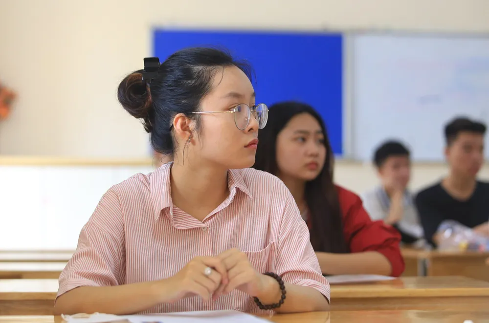 Thí sinh lắng nghe phổ biến quy chế thi tại điểm thi trường THPT Cầu Giấy (Hà Nội). Ảnh: PHI HÙNG thi tốt nghiệp THPT 2024