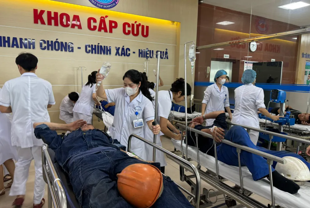 Bác sĩ Bệnh viện Hữu nghị Việt Tiệp cấp cứu cho các công nhân nghi do ngộ độc thực phẩm. Ảnh: CTV ngộ độc thực phẩm.png