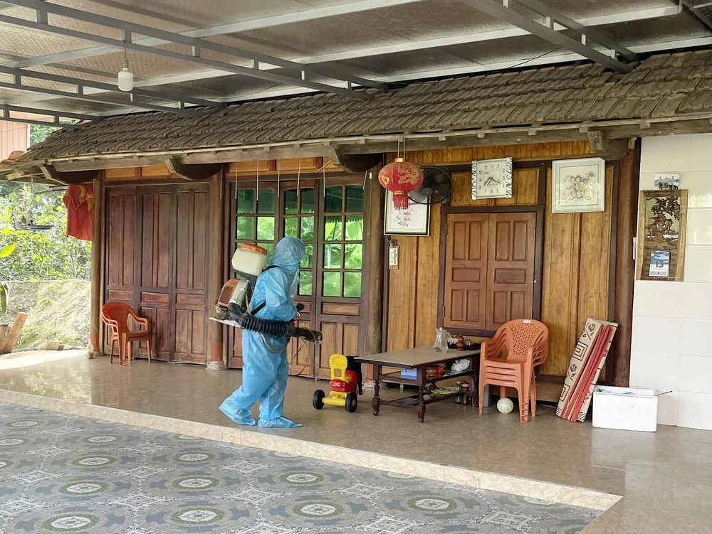 Trung tâm y tế huyện Hương Khê tiến hành phun hóa chất tiêu độc khử trùng tại nhà bệnh nhân nghi mắc bệnh bạch hầu. Ảnh: CDC Hà Tĩnh bệnh bạch hầu.jpg