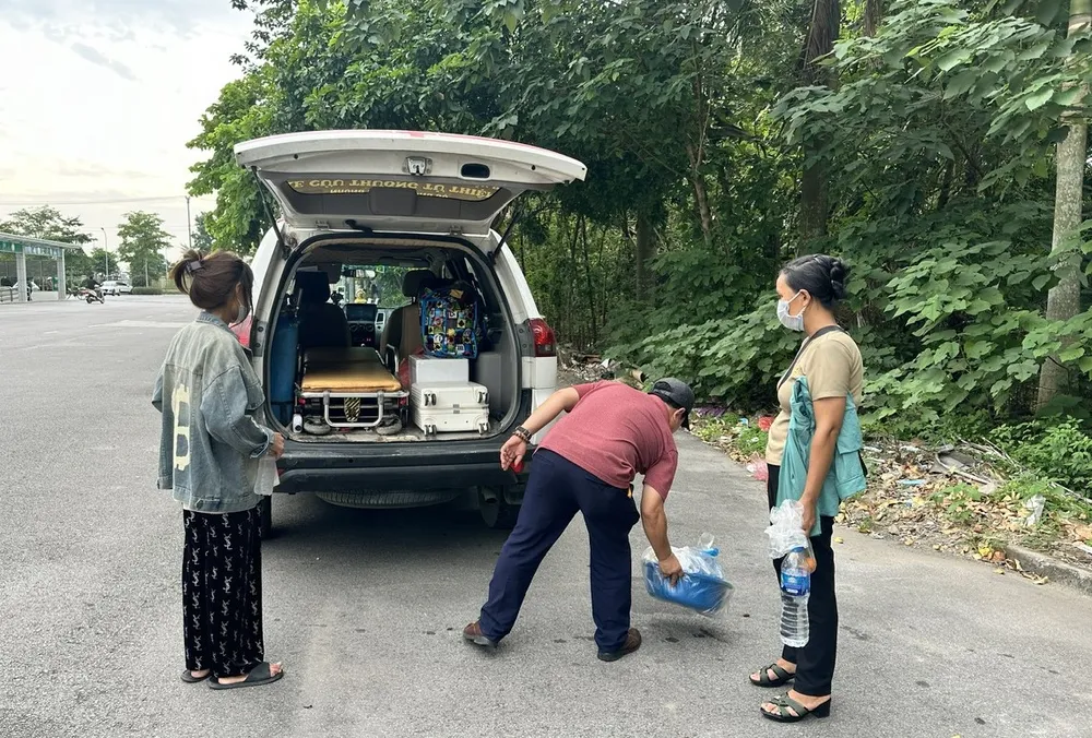 Nữ sinh Moong Thị B (bên trái) được chuyển từ Bệnh viện Bệnh Nhiệt đới Trung ương về Nghệ An để tiếp tục theo dõi, cách ly. Ảnh: ĐẶNG THANH bệnh bạch hầu.jpg