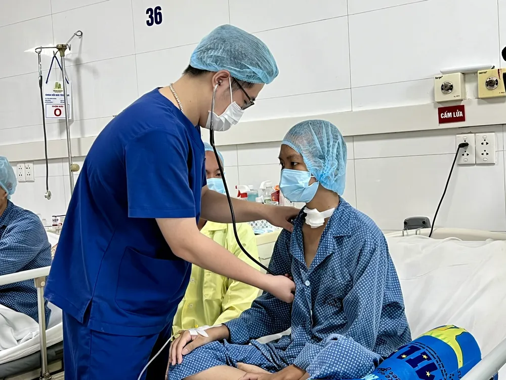 Sau 6 tuần được điều trị, hiện Vân đã tỉnh táo, có thể giao tiếp. Ảnh: TT cơn động kinh 1.jpg