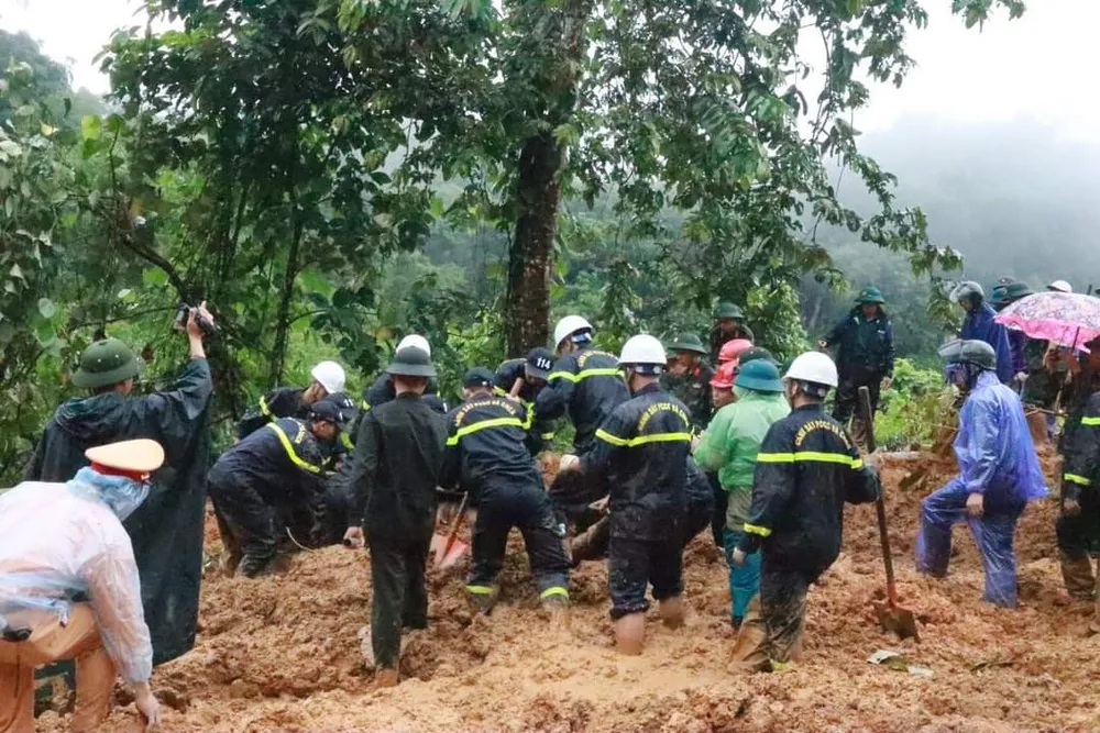 Vụ sạt lở đất vùi xe 16 chỗ xảy ra tại huyện Bắc Mê, tỉnh Hà Giang. Ảnh: Công an Hà Giang sạt lở đất ở Hà Giang.jpg