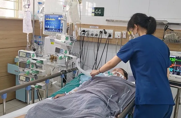 Người phụ nữ uống nước sắc từ rễ cây lá ngón, tổn thương não nghiêm trọng, đã tử vong. Ảnh: BVCC nước sắc từ rễ cây.jpg