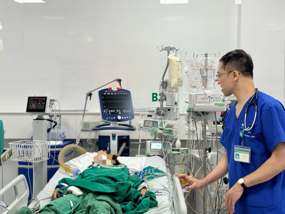 Bệnh nhi bị ong đốt khi đang được xử trí tại bệnh viện. Ảnh: BVCC bị ong đốt.jpg