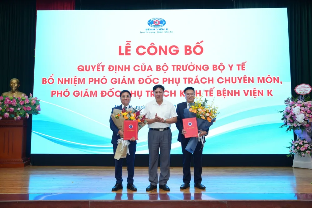 Thứ trưởng Bộ Y tế Đỗ Xuân Tuyên trao quyết định bổ nhiệm 2 Phó giám đốc Bệnh viện K. Ảnh: BVCC bệnh viện K 0.jpg